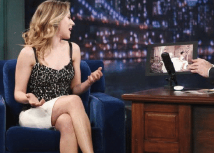 陈都灵|有种“坐姿”叫黑寡妇，只是跷二郎腿就已绝美，真替主持人捏把汗