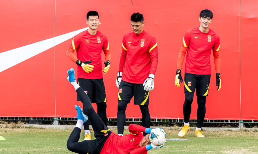 归化球员|恒大10亿没白花！归化国脚抢圈提速3档，本土国脚仍是养生踢法