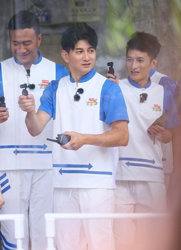 李冰冰|50岁吴奇隆胖着玩呢？瘦身成功帅出新高度，现身机场走出超有范