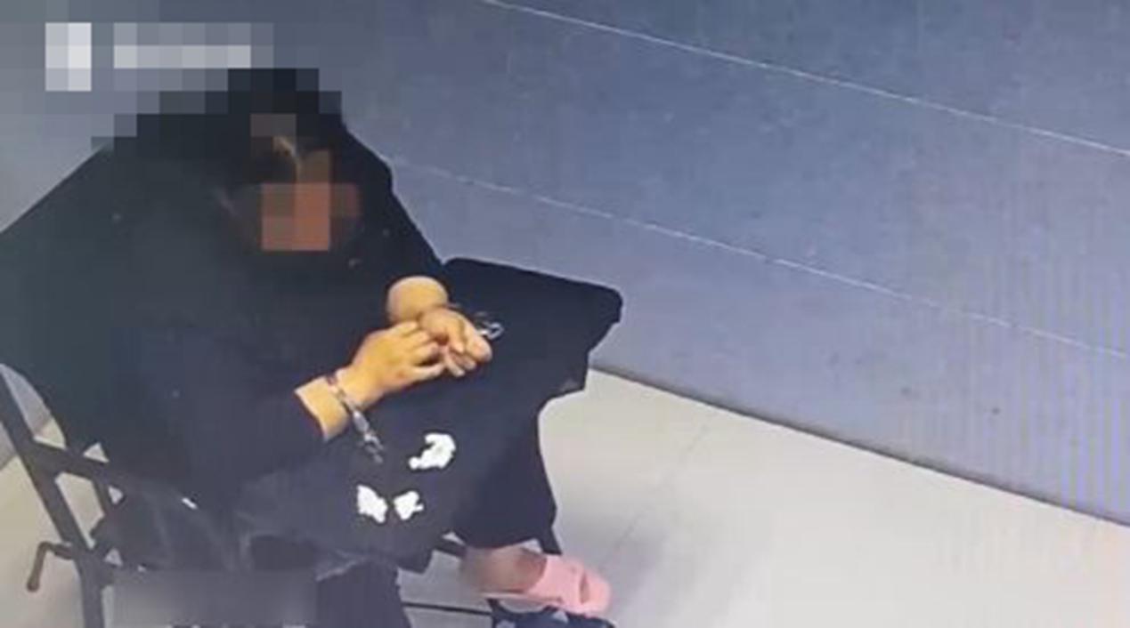 『大竹』养不起，孩子不要了？39岁妈妈因没钱，将生下男婴扔在地下车库