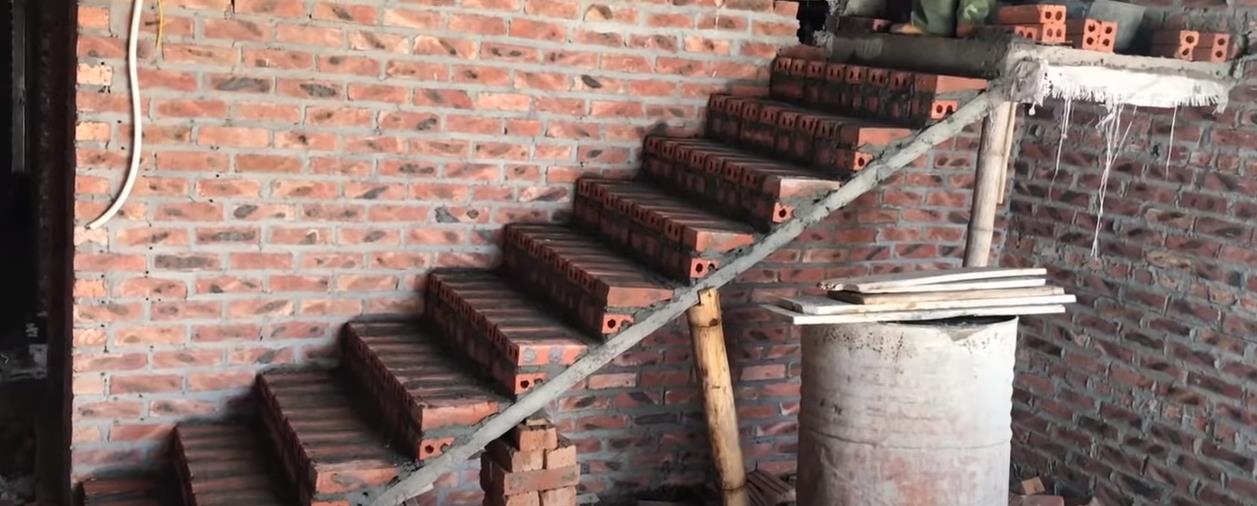 |砌楼梯踏步不加钢筋，豆腐渣工程？老师傅看后踏实了，不比现浇差