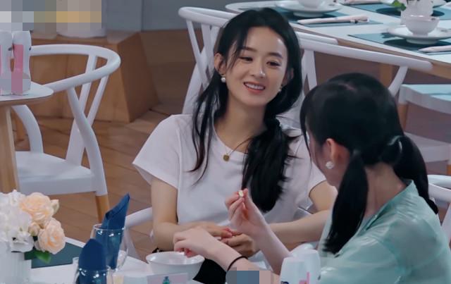 赵丽颖|赵丽颖剥蒜，拍她手上动作却被指甲盖吸引，是不是混日子一目了然