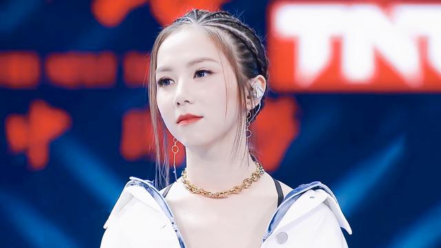 『演唱会』以为自己很红，跑到国外开演唱会，谁知空无一人，无奈送票占座