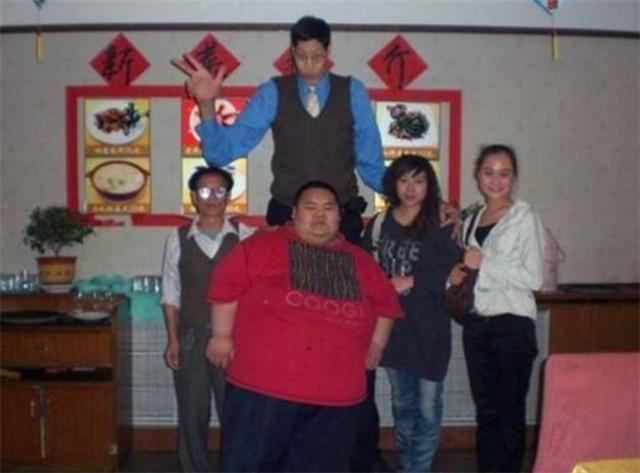 结婚|中国第一巨人身高2米42，结婚19年无子，1米6娇妻回应：不方便