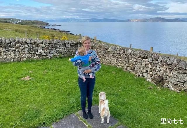 发型|英国首相携子度假！梅根同款抱娃姿势抢镜，32岁妻换发型不敢认