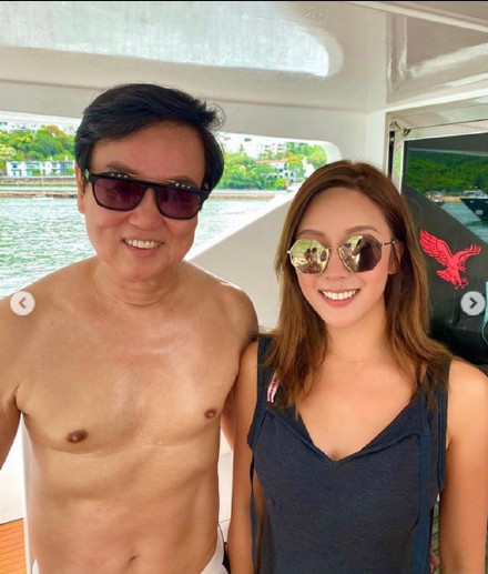 黄百鸣|74岁黄百鸣老当益壮，携3美女开船上派对，赤裸上身大秀6块腹肌