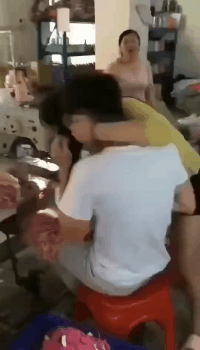 |“公司的美女同事和老公离婚了，现在我和她一起，我要怎么安慰她？”哈哈哈