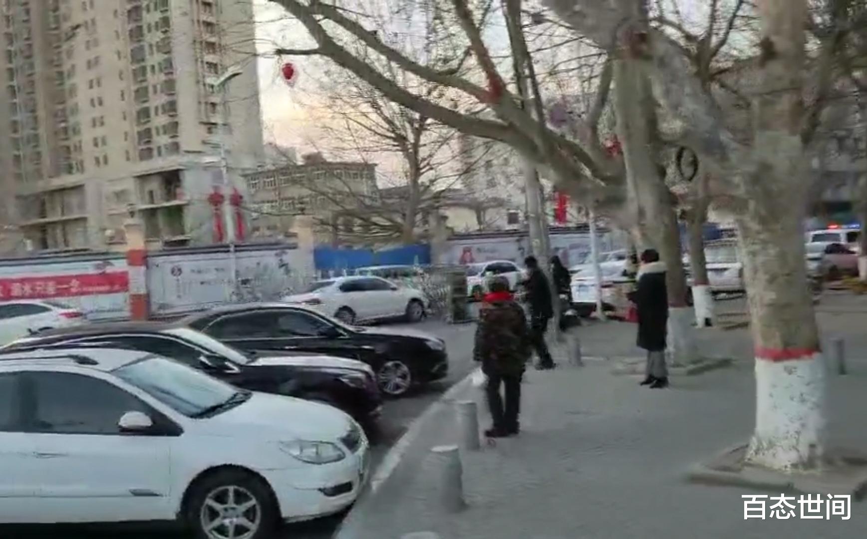 百态世间 平顶山一男子酒驾冲撞县政府大门，顶着大门一路前冲，非常惊险