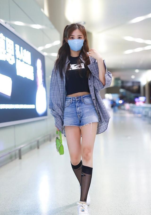 穿衣搭配|30岁张含韵也太少女了吧,扎双马尾穿格子衬衣,侧颜真的太像杨幂