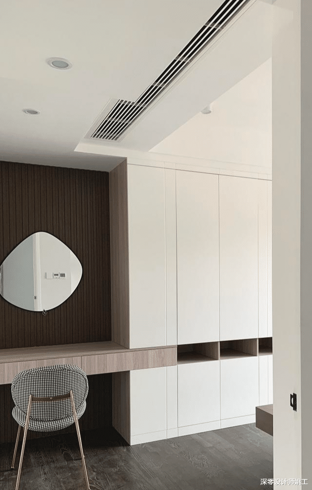 |说实话,床尾衣柜没几个比她家实用,侧边留空多个梳妆区值得炫耀