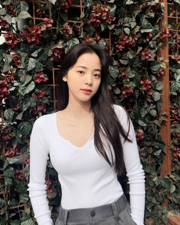 欧阳娜娜|欧阳娜娜成年后愈发不羁！以前穿衣扣满5颗扣子，如今挑战“无扣衣”