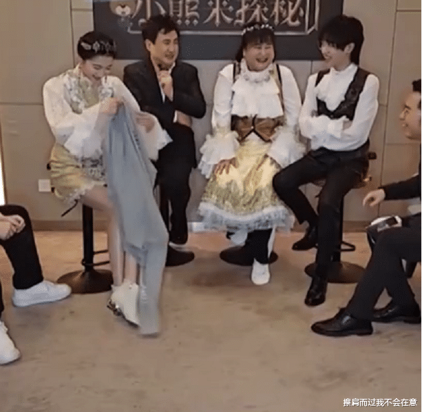 #关晓彤#关晓彤怕冷用衣服挡腿，沈腾实力“坑”：你这一挡，观众少一半