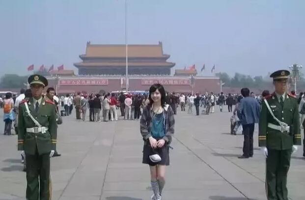 18歲的郭碧婷，穿著衛衣短褲白球鞋，站在天安門廣場的樣子好清純-圖3