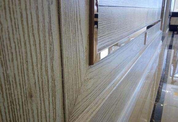 ▲听说表哥家装修好特别,特意去参观,结果进门一看踢脚线我笑了