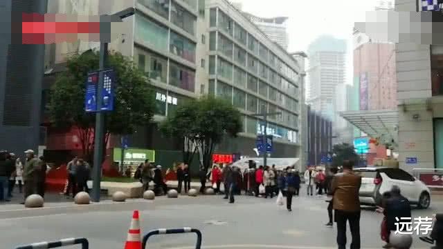 远荐|重庆跳楼者砸死俩女生！家属向酒店索赔17万！因窗户不合格！