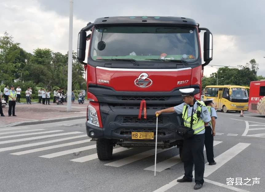 容县之声|突发！广西一男子被右转大货车碾压身亡，电车碾成渣