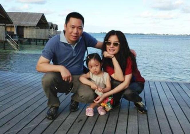 「赵薇」赵薇罕见携丈夫秀恩爱，小鸟依人挂丈夫身上，网友：好有女人味！