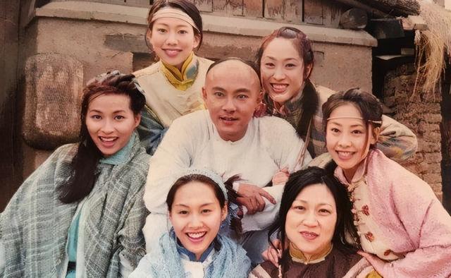 张卫健|被生父毒打，遭亲弟怒骂，结婚多年无子的张卫健，如今怎样了？