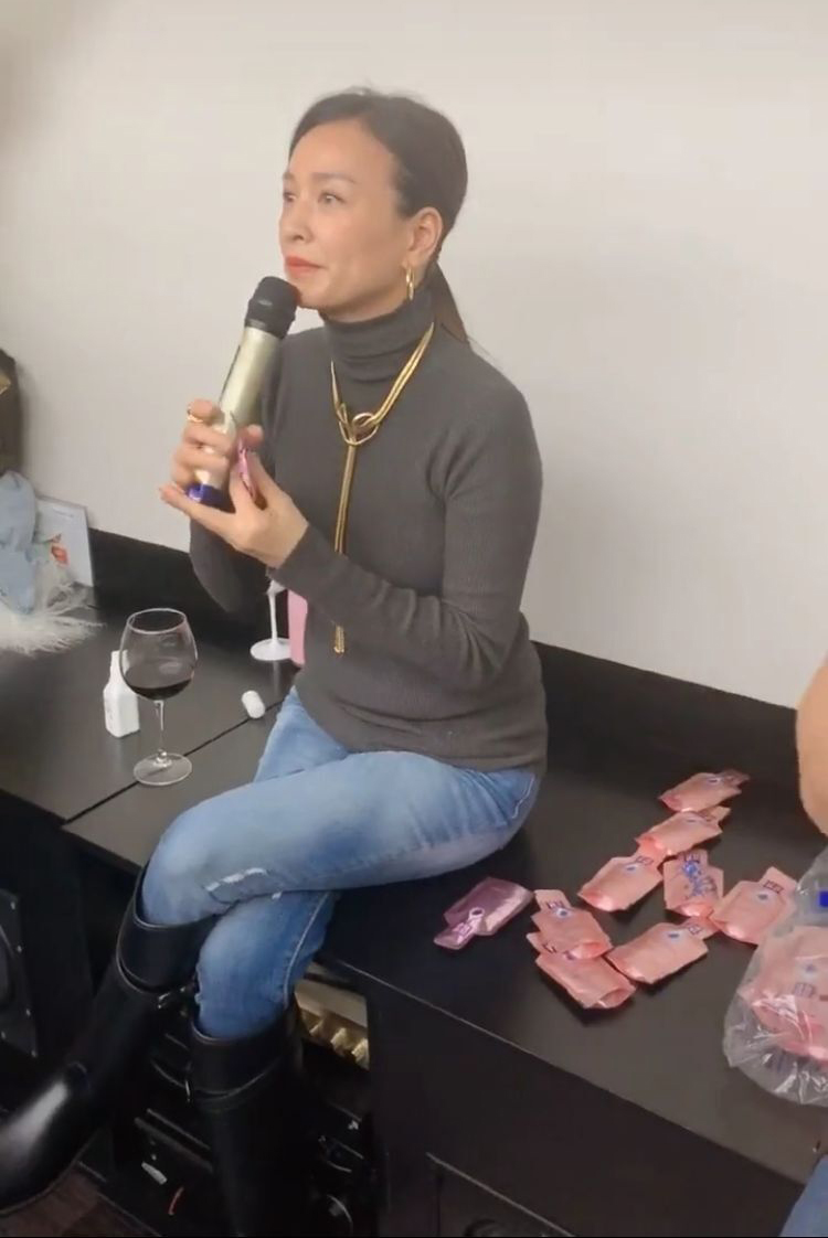 张庭|50岁张庭无美颜状态曝光 小肚子凸显被提醒忙拉了个胖姑娘对比