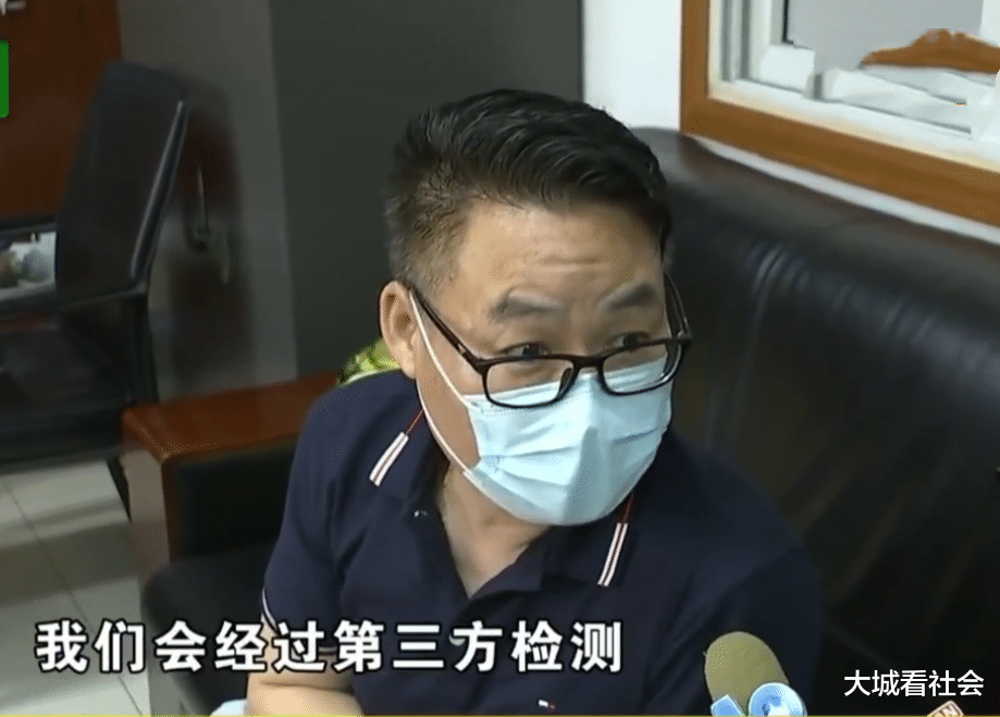 『婴儿车』婴儿车卡住扶梯，顾客还想要对方道歉，反倒被索赔维修费