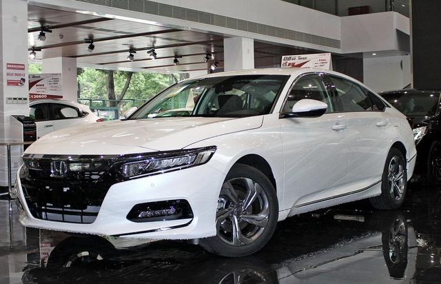 本田雅阁|本田雅阁也扛不住了，猛降2万，油耗4升空间不输帕萨特，真霸气！