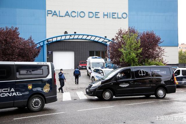 西班牙队▲意大利70辆军车拉尸体，西班牙火葬场也爆表，奥运冰球场成停尸间