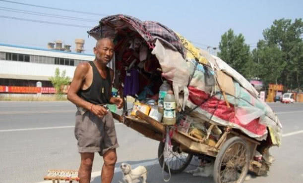 自制房车流浪在外，直言不孤独，因为老汉有狗子陪伴