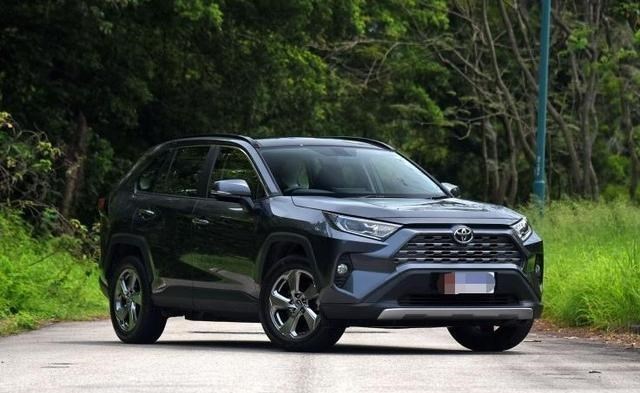 福特嘉年华ST|开完丰田汉兰达，再换到新款RAV4荣放上，对比后憋一肚子话要说！