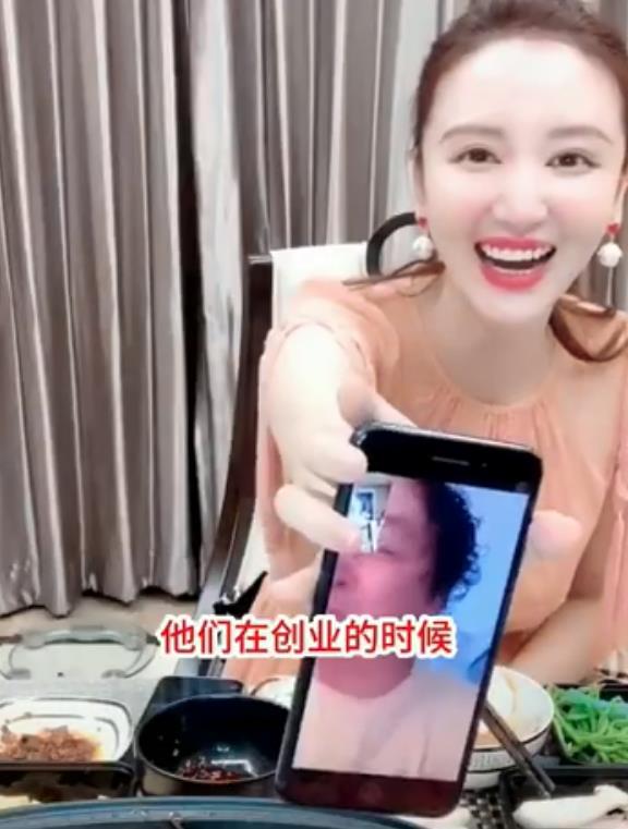 张萌@张萌直播手机掉进火锅里，面带微笑淡定捞出，网友质疑演得太假！