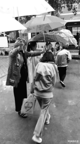 教师|师范专业遇冷：三尺讲台之上，老师正在被时代的“悲剧”取代