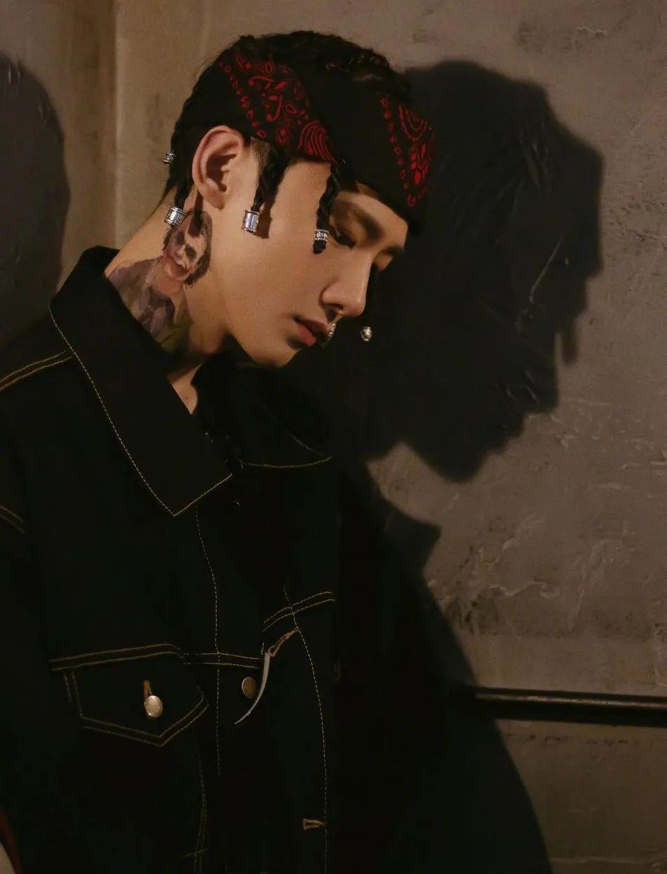 发带■连他也开始凹造型了