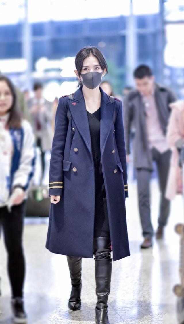 【刘海】谢娜海军风衣引领新时尚，八字刘海低马尾好温柔，这么穿真显小