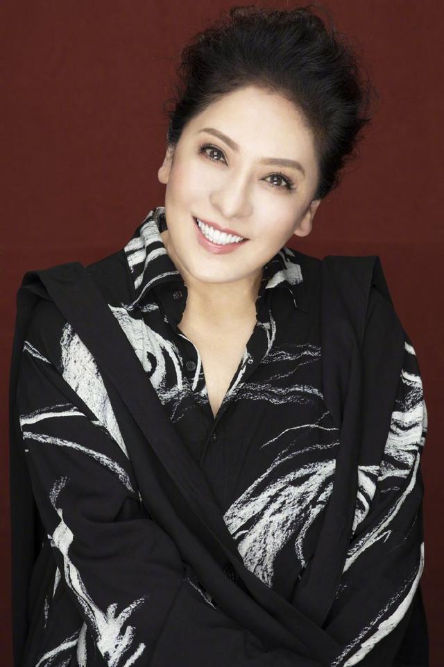 郭碧婷■向太人老心不老！新发型减龄但“不怒自威”，真心替郭碧婷捏把汗