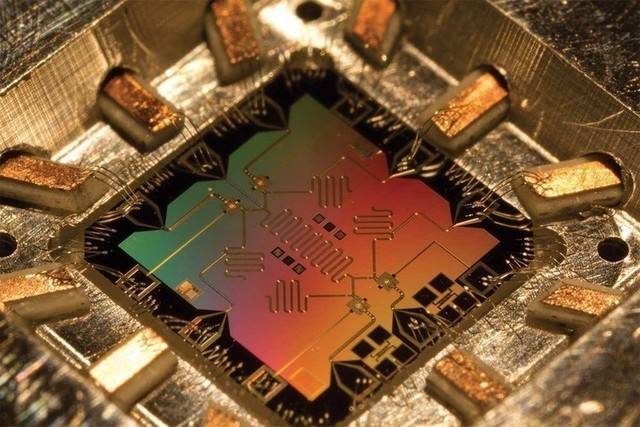 芯片|中国芯片传出好消息！中国将量子芯片变成现实，美国科技黯然退场