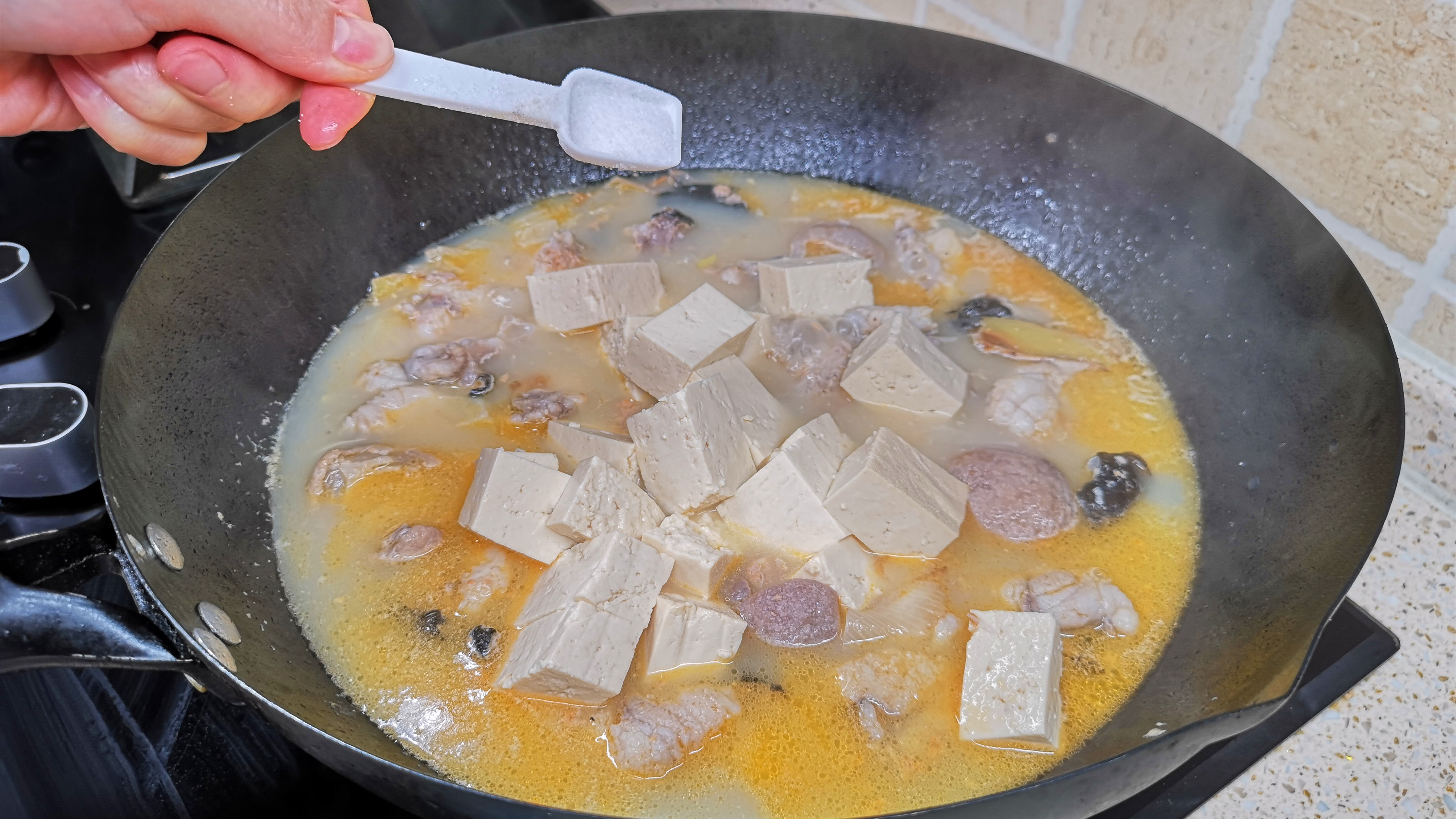 豆腐|入秋后，遇到此鱼别不懂吃，营养极高，女性要多吃，炖豆腐吃最香