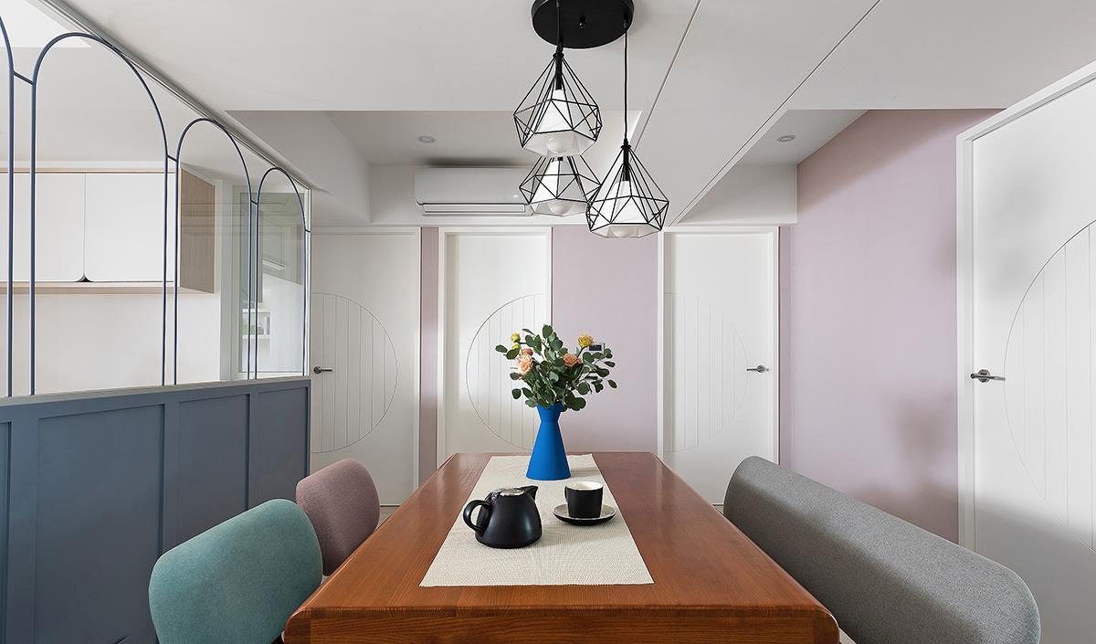 沙溢▲她家132㎡的房子一入户就把人迷住，全屋干净整洁到令人羡慕，美