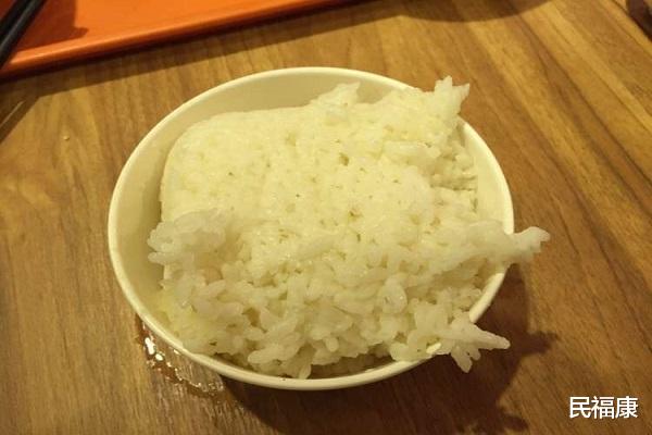 高血糖|医生：血糖高别只顾少吃甜的，3种咸的食物也别碰，避免血糖飙升