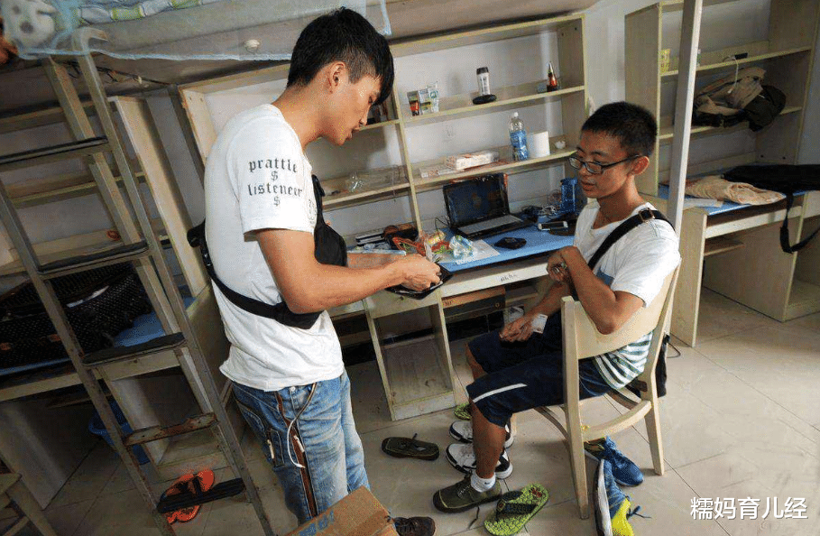 宿舍|大学宿舍门上“标语”火了！辅导员查寝一脸问号？学妹：受教了