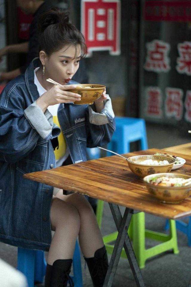 外套|40岁殷桃“逆生长”，穿牛仔外套配高马尾很飒爽，漫画腿太出挑