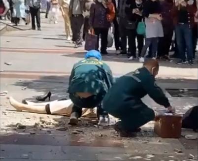 @惨！闹市高楼天降瓷砖，过路女子被当场砸死，同事：刚办完工资卡