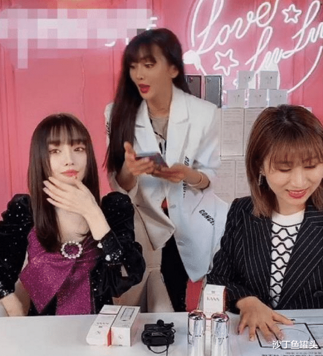 李小璐▲李小璐直播卖货却被弹幕骂的不敢看，屏幕偷偷回避令人唏嘘又心疼