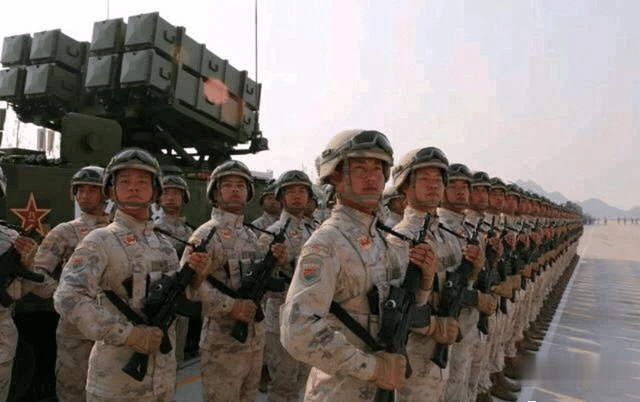 ##解放军大换装：全新“星空迷彩”作战服即将配发全军，快来感受新迷彩的魅力！