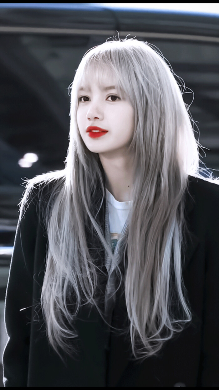 [lisa]Lisa为何一直留着刘海？当她“掀开刘海”后，网友：出人意料