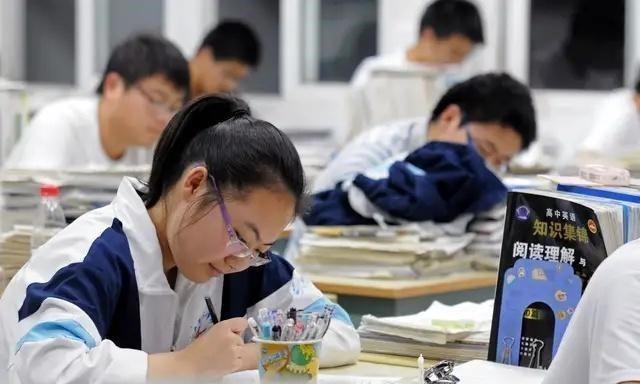 大学|4省教育厅发布通知,应届学生迎来好消息,复读生很无奈!