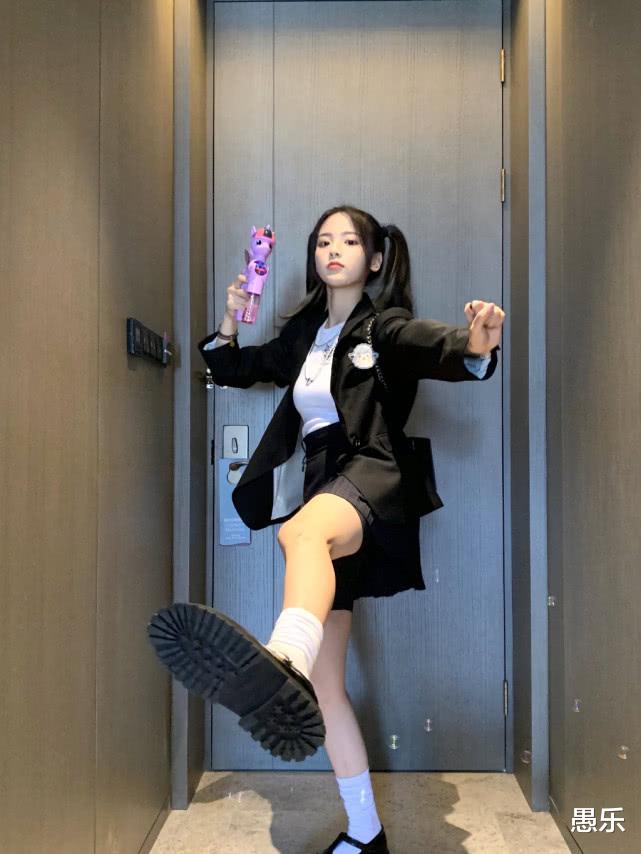 『杨超越』《极限挑战》“最大牌”艺人，不顾镜头公然玩手机，导演看了却不吭声