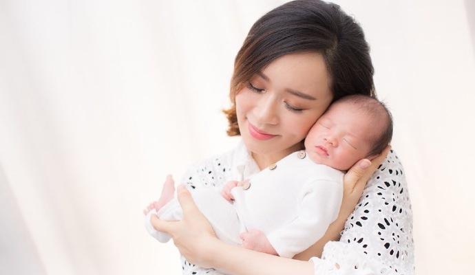 「杨思琦」前港姐杨思琦晒照二胎儿子初生写真，抱娃出镜显露真实身材