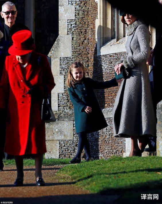 英國王室溫莎城堡團聚，94歲女王開心寫臉上，光腿站C位比凱特王妃抗凍-圖7