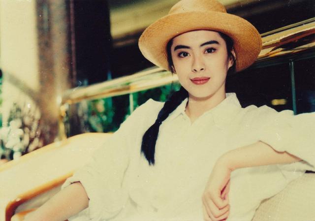 王祖贤|王祖贤30年前在故宫拍广告，谁注意到后面的群演？今成当红女星