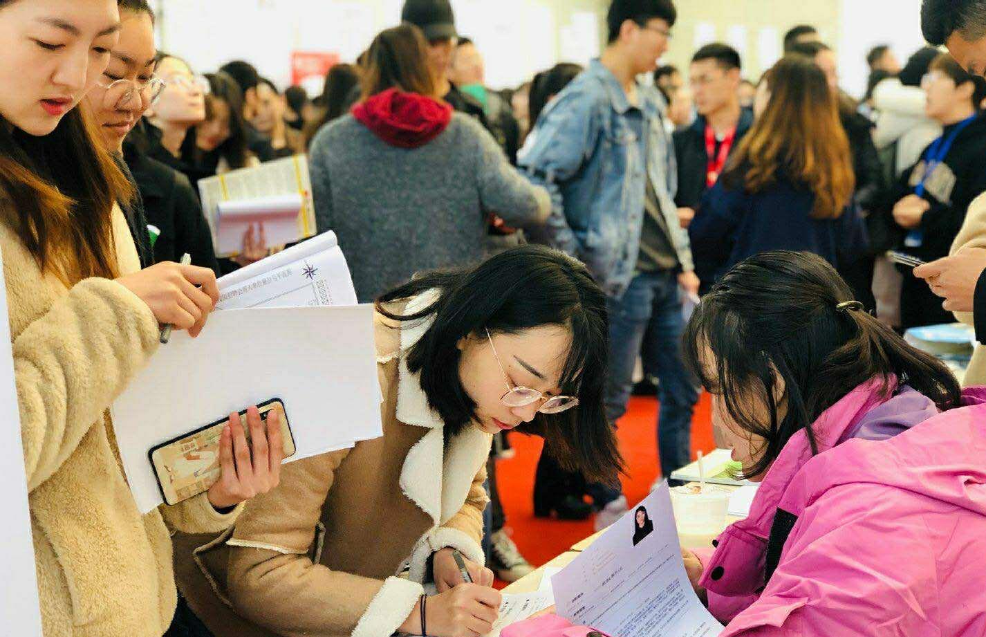 『高校』这6个大学专业，就业竞争激烈，平均工资低，考生要避开！