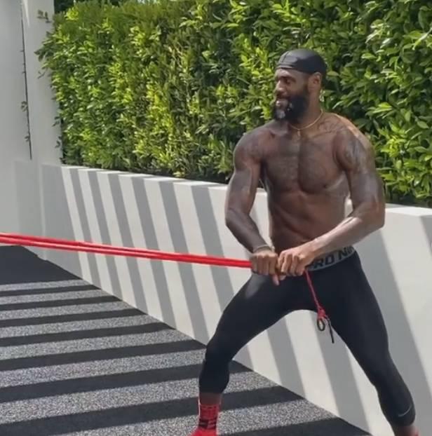 『勒布朗·詹姆斯』撸铁狂人！35岁詹姆斯再晒健身照，肌肉爆棚但无奈胡子发白显老态